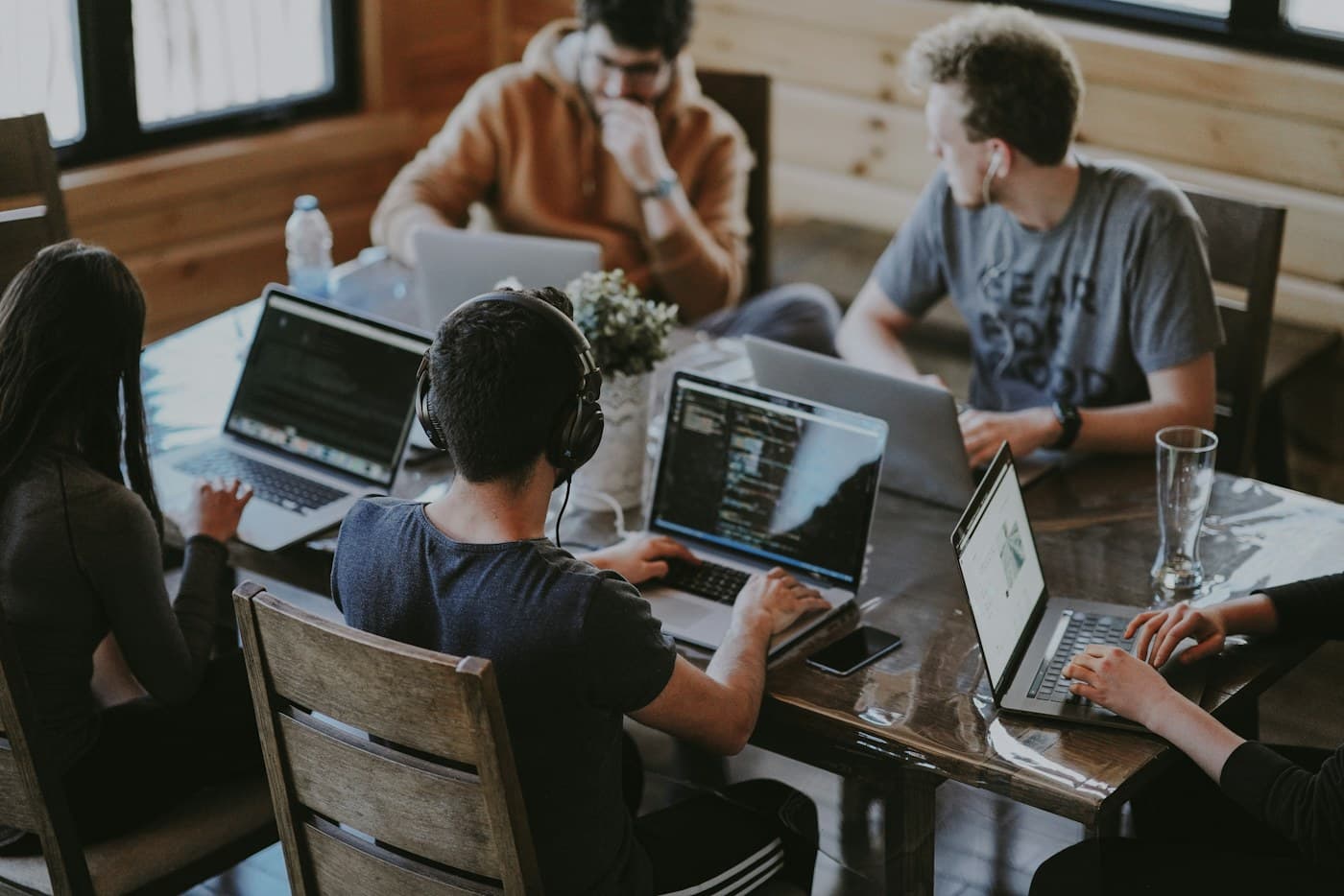 Equipo colaborando en una solución digital